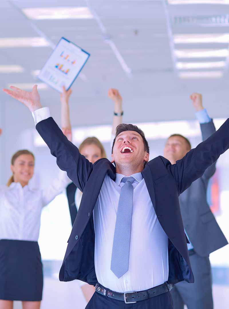 personas festejando beneficios