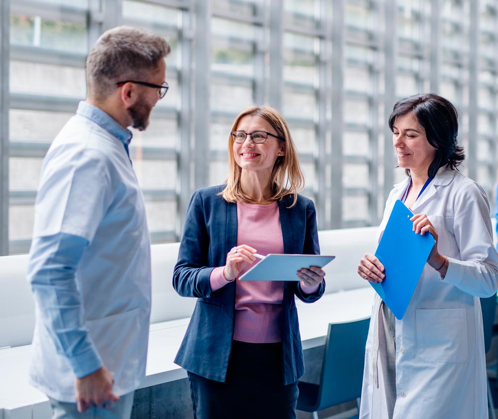 representante de ventas conversando con doctores